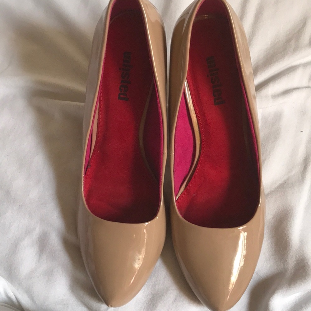 Nude Pumps